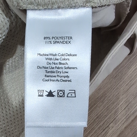 Eddie Bauer Cream Cargo Shorts with Tailored Style and Subtle Texture - Picture 3 of 7